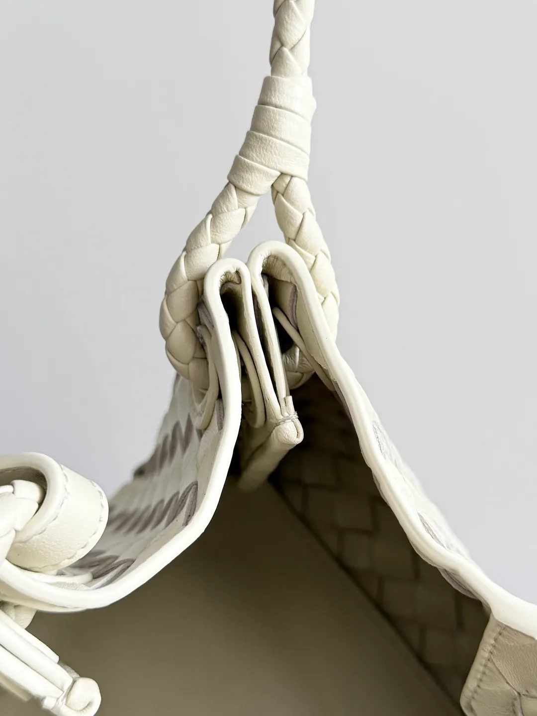Batch 2060 BOTTEGA VENETA 2025 Autumn New Product Medium Parachuta The long-awaited new medium parachuta is here, with a unique appearance and iconic metal knots, and a whole piece of leather folds the four corners into a parachute shape! The exquisite Knot metal buckle is like putting jewelry on a bag. It is high-end and elegant. Its super capacity can hold all your things! The overall effect of this bag is very different from before. It is neither too delicate to provide a large capacity nor too bulky because of its practicality. It simply provides a perfectly suitable bag for casual and simple people👜 Style number: 835921 Size: 29.5*18.5*17.5cm